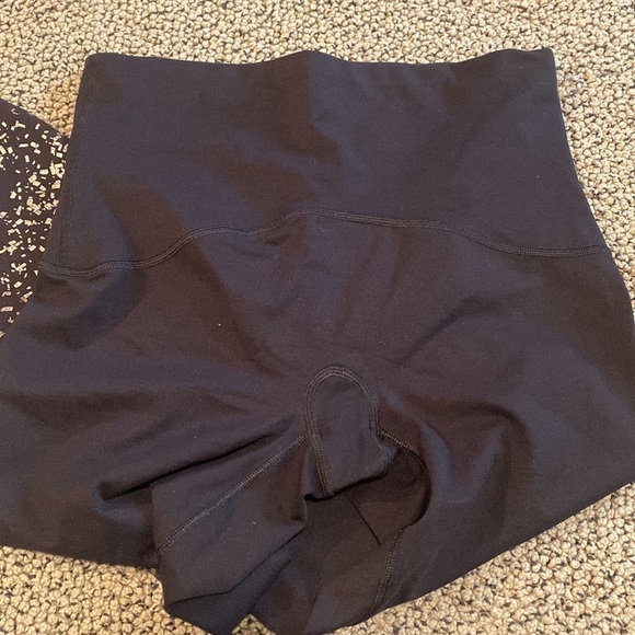 Spanx Capris Black w/ Gold Flecks Leggings Size Medium in EUC - Picture 4 of 8